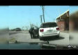 Полицейский тянет 77-летнюю женщину из автомобиля за превышение скорости